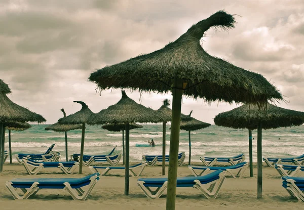 Plage et mer avec chaises longues, parasols et — Photo
