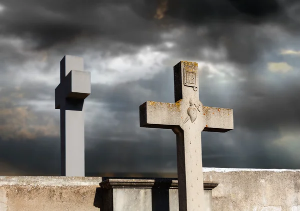 Duas cruz de pedra no cemitério — Fotografia de Stock