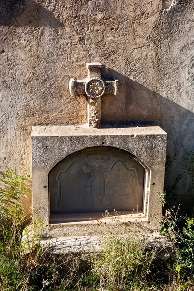 Tomb and cross in the cemetery — Stock Photo, Image