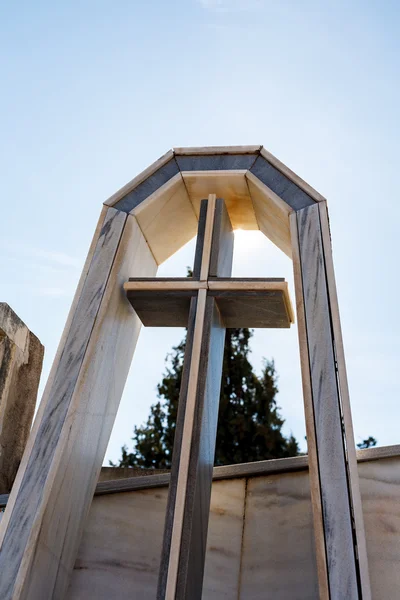 Cruz de mármol en el cementerio — Foto de Stock