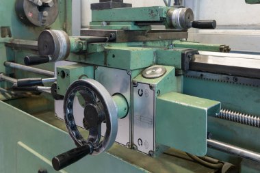 Demir ve metal mühendisliği silindirleri için endüstriyel torna. Metal silindirleri öğütmek için hassas kranklar.