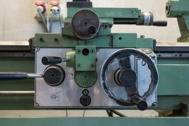 Demir ve metal mühendisliği silindirleri için endüstriyel torna. Metal silindirleri öğütmek için hassas kranklar.