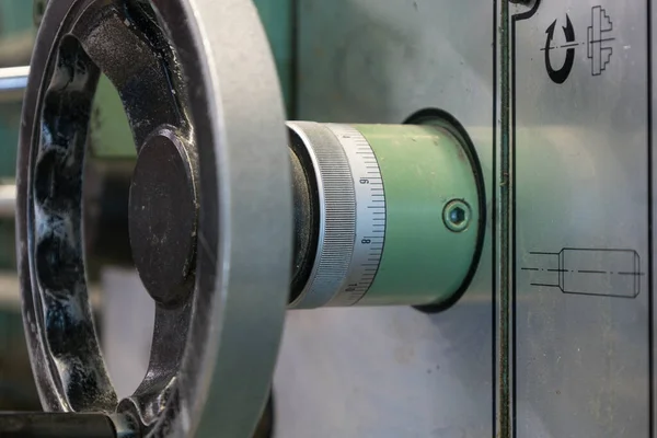 钢铁和金属工程气缸工业用车床 精密曲柄 用于研磨金属圆筒 — 图库照片