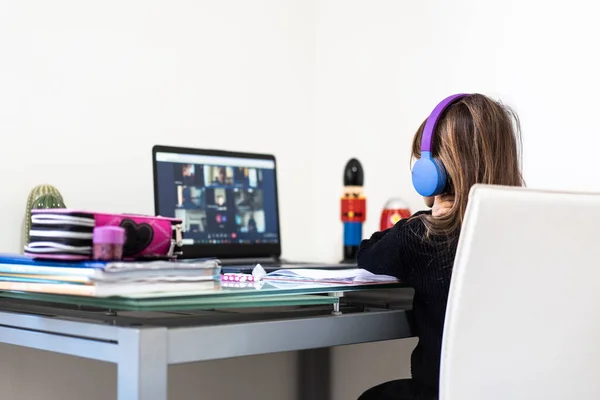 Evde Dizüstü Bilgisayarı Olan Ilkokul Öğrencisi Kız Çocuğu Sınıf Arkadaşları — Stok fotoğraf