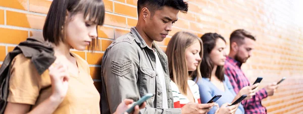 在大学后院里使用智能手机的多文化人群的水平横幅或标题 对手机上瘾的朋友 总是连接学生的技术概念 — 图库照片