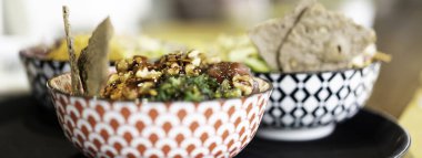 Modern bir füzyon restoranında, bir kase poke veya marine edilmiş çiğ balıkla birlikte yatay pankart veya başlık - tipik Hawaii yemeği ve uluslararası mutfak konsepti