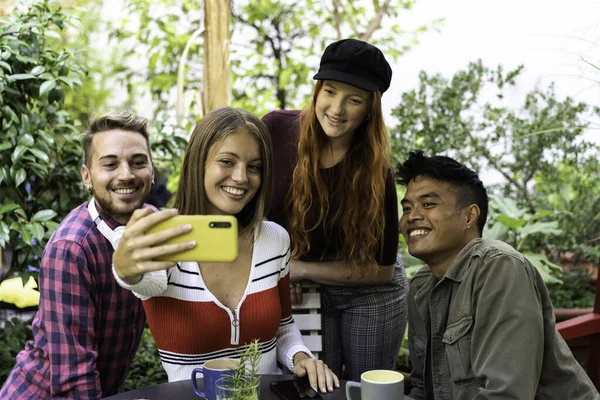 多文化快乐的朋友们 在一个咖啡馆休息的时候 在花园外面自画像 混合种族的年轻人一起笑着 享受一天的假期 — 图库照片