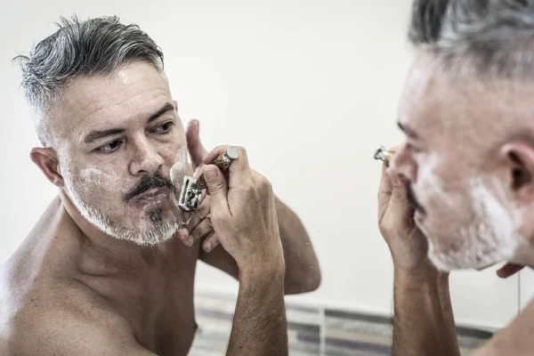 Guapo Hombre Canoso Afeitándose Barba Hombre Mediana Edad Mirando Espejo — Foto de Stock