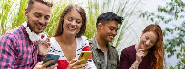 Horizontales Banner Oder Header Mit Multikulturellen Freunden Die Gemeinsam Garten — Stockfoto