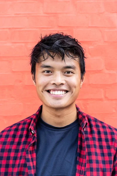 Portret Przystojnego Młodego Azjatyckiego Mężczyzny Stojącego Zewnątrz Czerwonym Tle Ściany — Zdjęcie stockowe