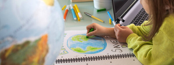 Горизонтальное знамя или заголовок с широким углом зрения ребенка девочка рисует планету Земля с восковыми цветами на школьной тетради на День Земли - Маленькая активистка девушка пишет сообщение Save the Planet