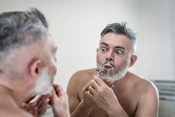 Hombre Guapo Grizzled Afeitándose Barba Haciendo Una Cara Divertida Hombre — Foto de Stock