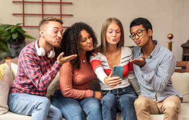 Gençler, arkadaşlarıyla video görüşmesi sırasında öpüşüyor - çok kültürlü ve çok ırklı arkadaşları olan topluluk konsepti web sosyal platformunda eğlenceli video çağrıları yapıyor - çeşitlilik, arkadaşlık