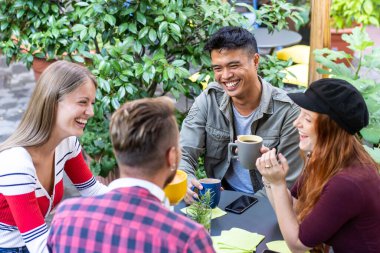 İnsanlar kafeterya bar bahçesinde Amerikan kahvesi ve cappuccino içiyorlar - Yurt dehors 'da mutlu arkadaşlar konuşuyor ve birlikte eğleniyorlar - açık hava kafede mutlu adamlarla yaşam tarzı konsepti