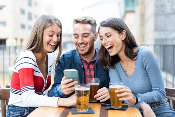 Persone Che Divertono Bere Birra Bar All Aperto Durante Happy — Foto Stock