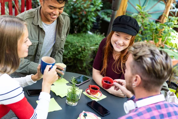 Fiatalok Eszpresszót Amerikai Kávét Isznak Kávézó Kertjében Boldog Barátok Beszélgetnek — Stock Fotó