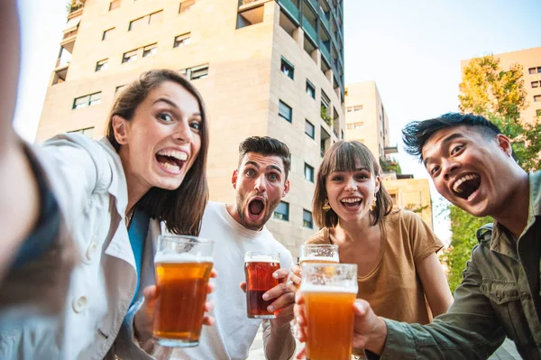 Amigos Felizes Fazendo Selfie Enquanto Bebem Cerveja Pub Livre Cidade — Fotografia de Stock