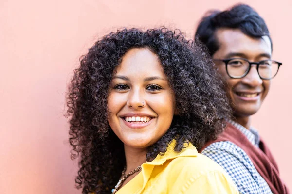 Zuid Amerikaanse Vrouw Indiaanse Man Hebben Plezier Samen Multiraciaal Koppel — Stockfoto