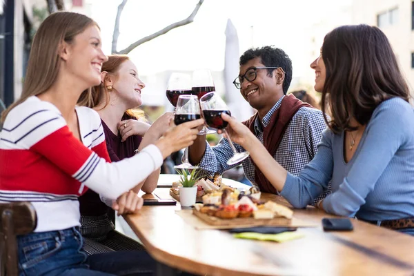 Amici Multirazziali Che Brindano Vino Rosso Pub All Aperto Concetto — Foto Stock