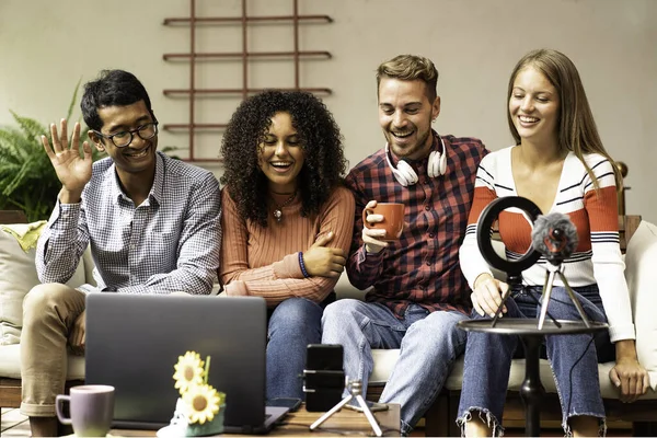 Jóvenes Amigos Grupo Compartiendo Información Sobre Plataforma Streaming Con Webcam —  Fotos de Stock