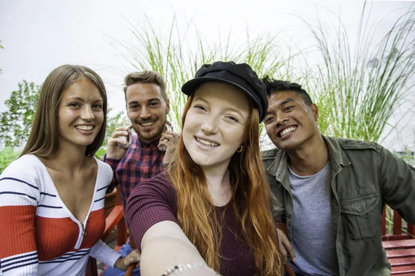 Chicos Chicas Multiculturales Tomando Selfie Aire Libre Feliz Concepto Amistad —  Fotos de Stock