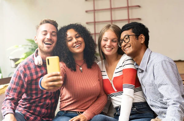 スマートフォンで自撮りをする若い友達グループ 多文化 多民族の友達と楽しいビデオ通話をするコミュニティの概念 多様性と友情の概念 — ストック写真