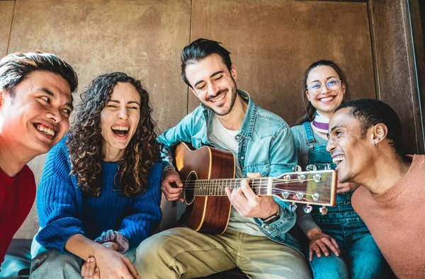 Modayı takip eden çok uluslu öğrenciler, eğlence odası üniversitesinde birlikte eğleniyorlar, mutlu gençler müzik dinliyorlar ve birlikte gülüyorlar.