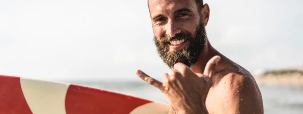 Yatay bayrak ya da sörfçüyle sörf yaparken mutlu olmak, Hawaii 'de el sıkışmak ya da sörf yaparken deniz dalgalarında sörf yapmak için gevşek tabela asmak.