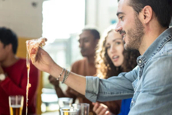 Amici Sorridenti Che Mangiano Pizza Moderno Ristorante Pizzeria Concetto Amicizia — Foto Stock