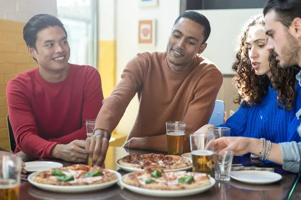 Amici Sorridenti Che Mangiano Pizza Moderno Ristorante Pizzeria Concetto Amicizia — Foto Stock