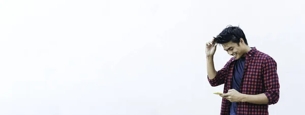 Οριζόντια Πανό Χαρούμενο Ανατολίτη Νεαρό Άνδρα Που Χρησιμοποιεί Κινητό Τηλέφωνο — Φωτογραφία Αρχείου