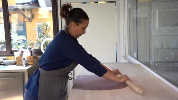 Mulher Oriente Médio Trabalhando Com Rolo Pin Para Massas Frescas — Vídeo de Stock