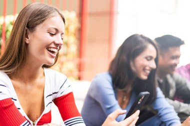 Üniversite tatilinde akıllı telefon kullanan mutlu çok kültürlü arkadaşlar - cep telefonlarıyla trend içeriğini paylaşan insanlar - her zaman bağlı gençlerle teknoloji kavramı - Parlak filtre