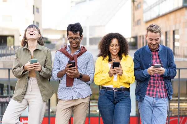 Multiracial Venner Griner Ved Hjælp Smartphone Universitetskvarteret Byen Unge Afhængige - Stock-foto