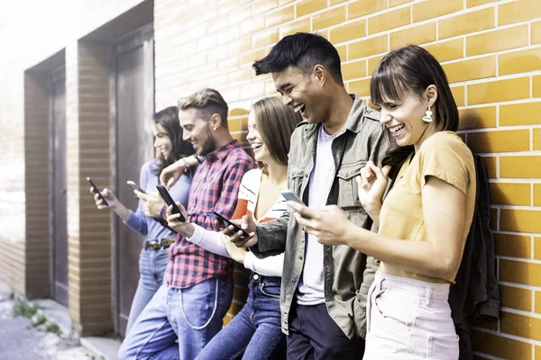 Multikulturelle Freunde Lachen Mit Smartphone Wand Auf Uni Campus Junge — Stockfoto