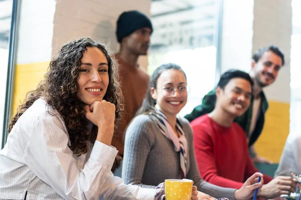 Egyetemi Hallgatók Multietnikus Csapat Tanul Együtt Egy Projekt Kreatív Coworking — Stock Fotó
