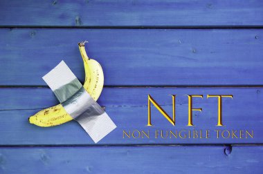 Sarı muz, mavi ahşap bir duvara bantlanmış modern sanat ve karşılanamayan sembol konsepti Yeni Teknoloji Token Concept