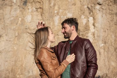 Gün batımında, erkek doğaya bir yolculuk sırasında erkek arkadaşının erkek arkadaşının ve erkek arkadaşının saçına dokunurken iki gezgin göz göze geliyor.