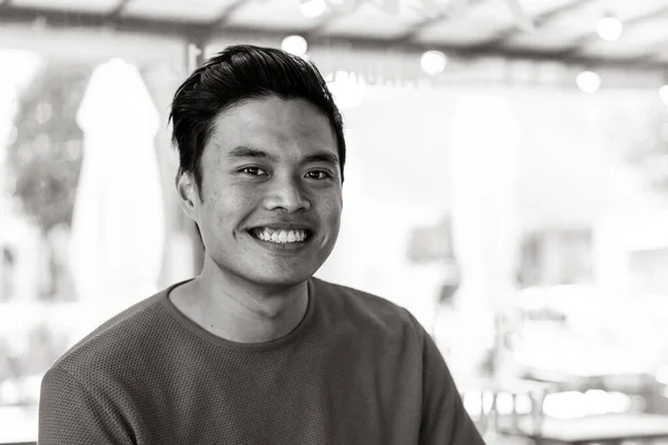 Молодий Азіатський Чоловік Посміхається Камеру Приміщенні Вінтажний Фільтр Фокусом Обличчі — стокове фото