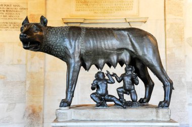 Roma, İtalya 'da bebek ikizleri Romulus ve Remus' u emziren efsanevi dişi kurt heykeli - Heykel Roma 'nın bir sembolü, göksel şehir - Avrupa sanat şehirlerinde seyahat kavramı, gezgin şehvet