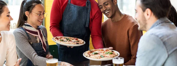 Striscione Orizzontale Intestazione Con Cameriere Che Serve Deliziose Pizze Margherita — Foto Stock