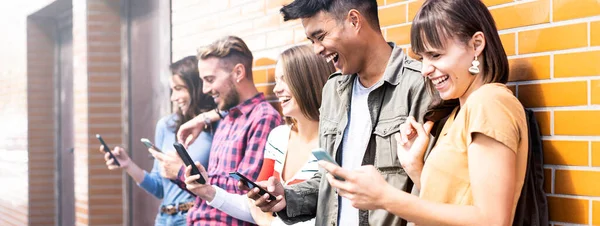 Horizontale Banner Met Multiculturele Vrienden Lachend Met Smartphone Aan Muur — Stockfoto