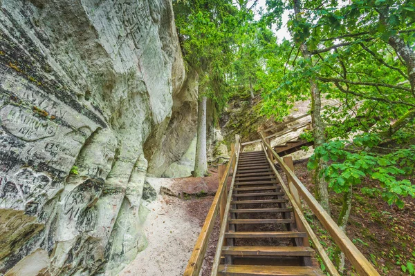 Letonya 'da Gauja nehrinin kıyısındaki Sietiniezis' in kumtaşı kayalıkları