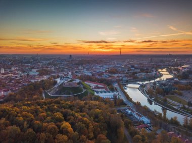 Gün batımında Vilnius Eski Kasabası manzarası, yukarıdan şehir manzarası, sonbahar manzarası. Vilnius, Litvanya 'nın başkenti.