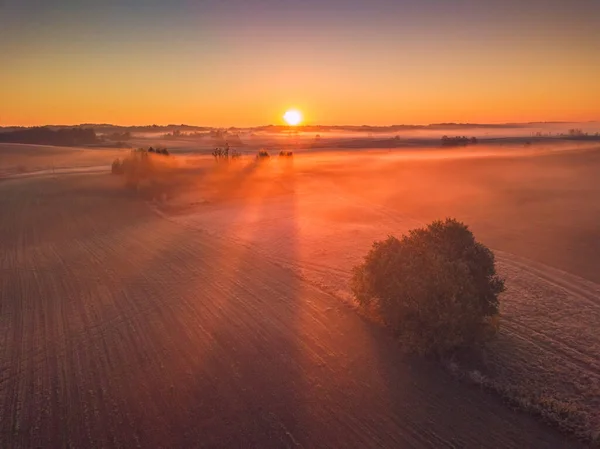 Erstaunliches Sonnenaufgangslicht Über Nebliger Landschaft Szenische Aussicht Auf Einen Nebligen — Stockfoto