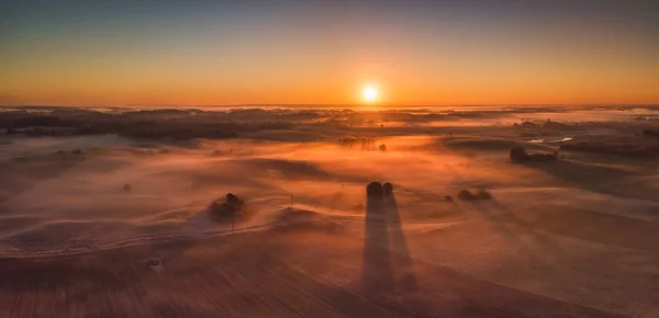 Удивительные Солнечные Лучи Устраняют Туманные Ландшафты Живописный Вид Туманное Утро — стоковое фото
