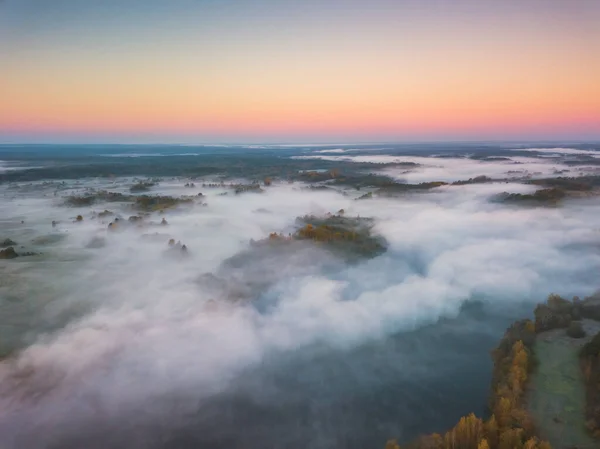 Вид з повітря на ранковий туман над полями осінь — стокове фото