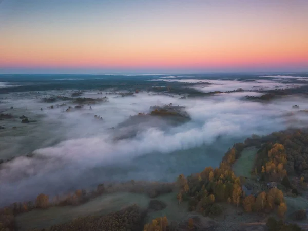 Вид з повітря на ранковий туман над полями осінь — стокове фото