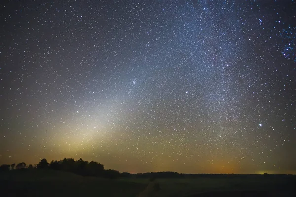 Gece gökyüzünde Zodiacal Işığı, Litvanya 'da yıldızlı manzara
