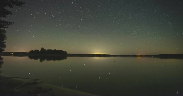 Las estrellas pasan el tiempo sobre el lago en Lituania. Reflejos en el agua de las estrellas y reflejos en el agua — Vídeo de stock